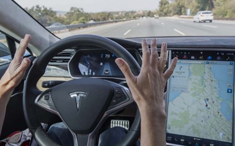 Автопилот Tesla исследуется после того, как произошла авария почти дюжины аварийных служб.