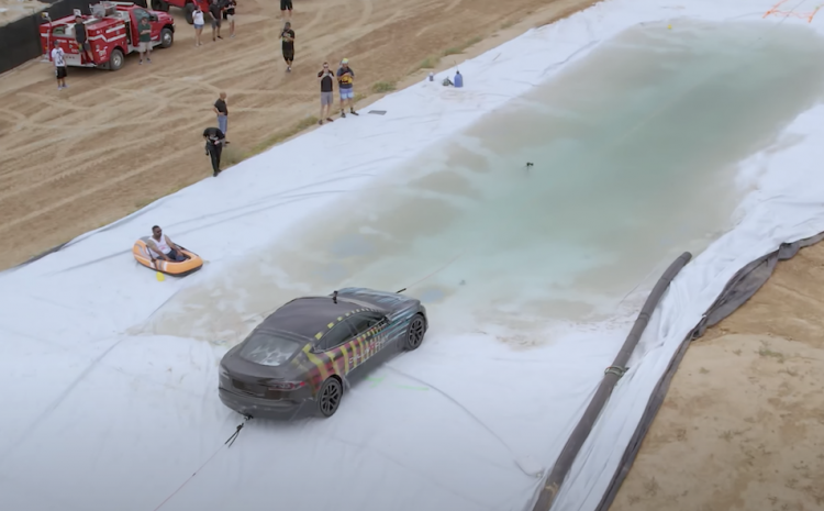 Является ли Tesla Model S Plaid полностью погружаемым в воду?