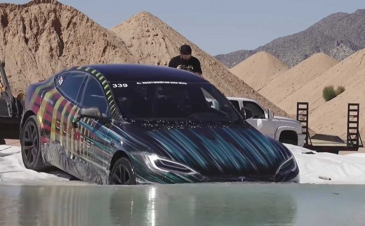 Эта Tesla Model S Plaid ездила под водой и выжила