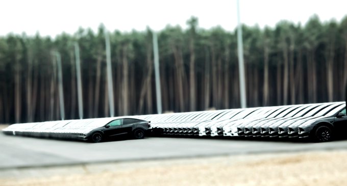 Посмотрите на автопарк Tesla Model Y на выставке Giga Berlin